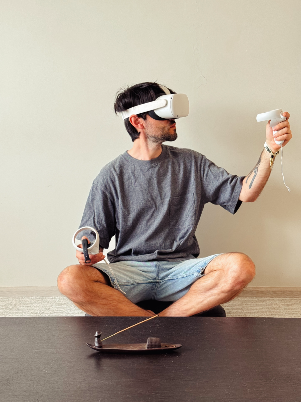 Это я - отжал у сына VR очки пока он в летнем лагере - и изучаю просторы Мета-вселенной 🤗
Обучаясь на курсе о будущем, я читал репорт о VR и меня это очень вдохновило | Сетка — социальная сеть от hh.ru