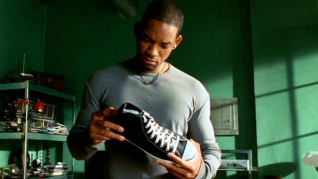 Почему бы не поговорить про фильм "Я, робот" 2004 года? Тем более с приходом ИИ и нейросетей в бытовой обиход я все чаще вспоминаю легендарный диалог))
Главный герой-ретроман живет в будущем 2035 году... | Сетка — социальная сеть от hh.ru