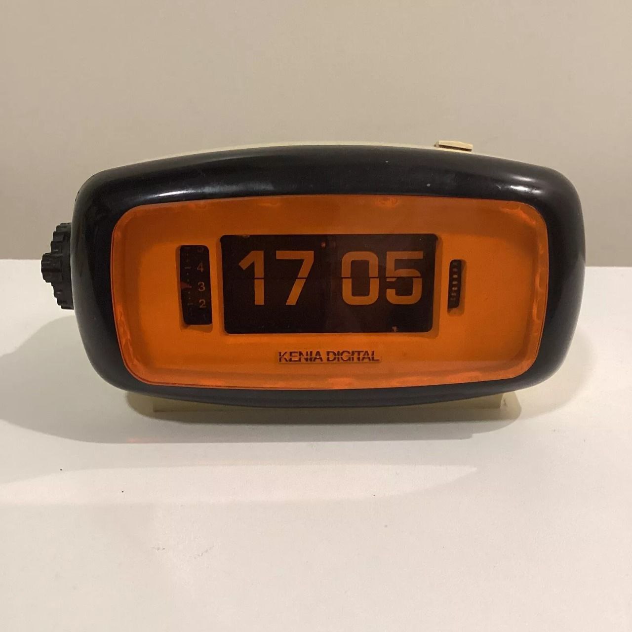 Хоть фильм "Я, робот" и про будущее, в нем полно вещей нашего с вами времени
Во-первых, детектив Дэл Спунер любит винтаж и ретро; значит у него дома полно морально устаревших для других героев вещей | Сетка — социальная сеть от hh.ru