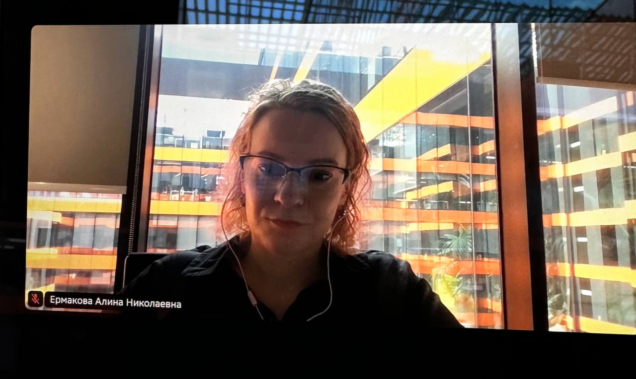 Провели дизайнерский статус спринта. Лиды рассказывают планы на неделю, шарят джиру, подсвечивают ключевые моменты как по тактике, так и по стратегии | Сетка — социальная сеть от hh.ru