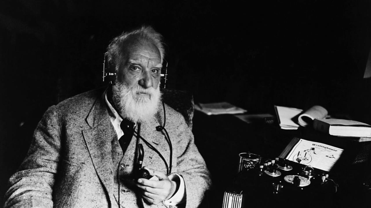 9 июля, 147 лет назад, Александр Белл создал свою первую телефонную компанию! Как это произошло? Совершенно случайно! За пару лет до создания Bell Telephone Company Белл проводил опыты разрабатывая га... | Сетка — социальная сеть от hh.ru