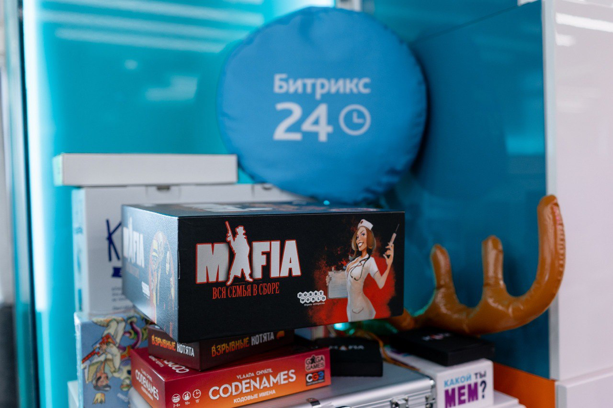Лето в разгаре, и температура за окном стремится к новым рекордам! Но в нашем уютном офисе Битрикс24 мы спасаемся от жары с помощью мощных кондиционеров и, конечно же, прохладительных напитков | Сетка — социальная сеть от hh.ru