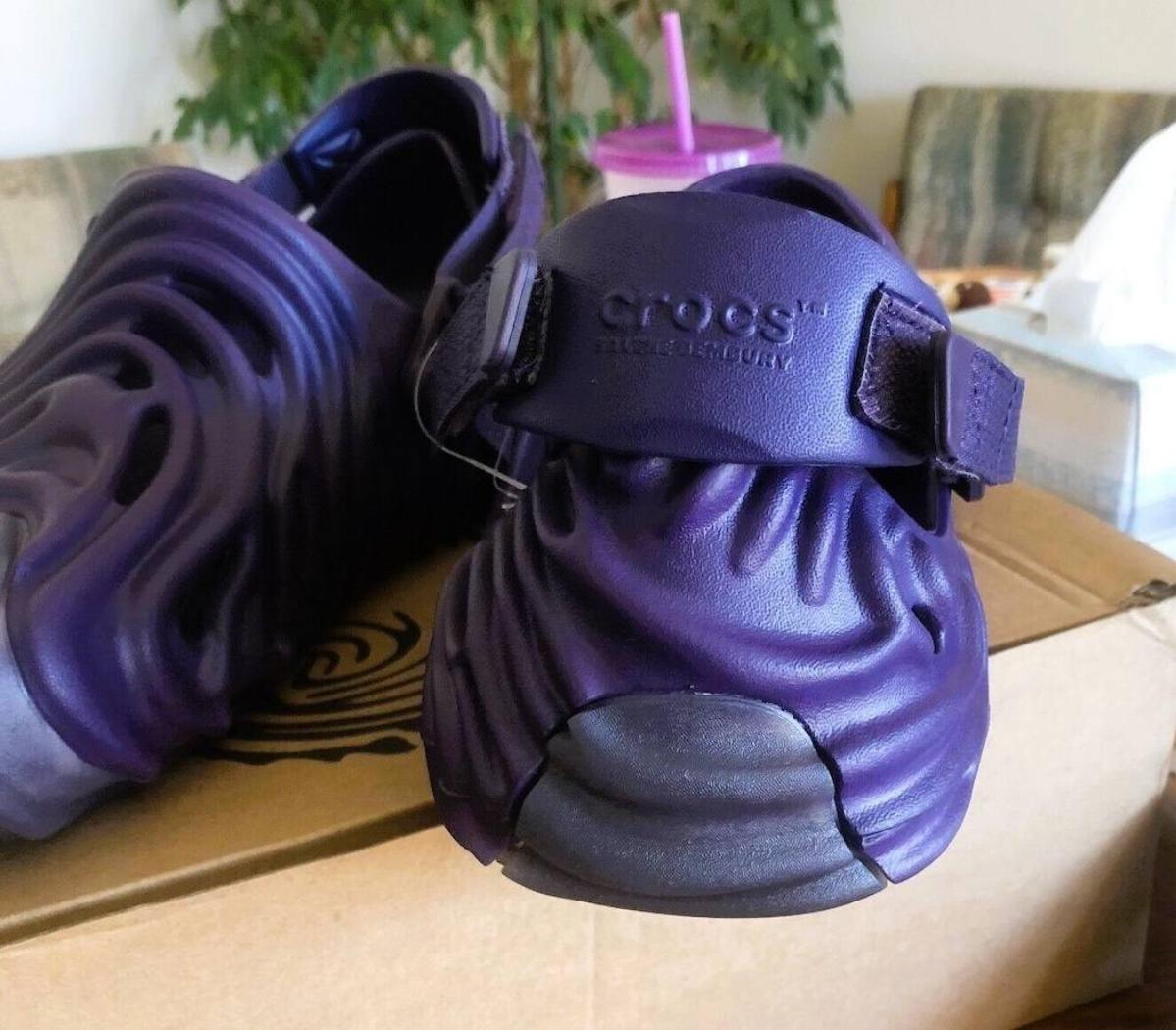 Crocs скоро выпустит футуристичные черничные кроксы в коллабе с дизайнером Салехи Бембери — это директор по мужской обуви в Versace | Сетка — социальная сеть от hh.ru