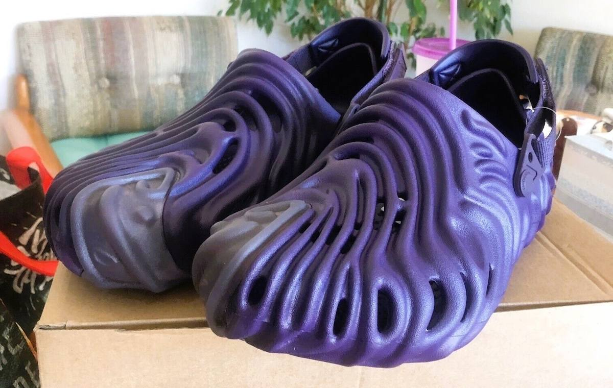 Crocs скоро выпустит футуристичные черничные кроксы в коллабе с дизайнером Салехи Бембери — это директор по мужской обуви в Versace | Сетка — социальная сеть от hh.ru
