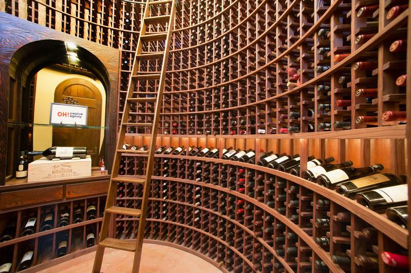 Вино и креатив
Если быть сомелье — это своего рода законное право любить алкоголь, то быть фаундером креативного агентства — значит быть сомелье в креативе | Сетка — социальная сеть от hh.ru