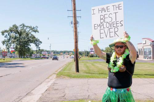 Забавное: директор одной из компаний в США целый час стоял на дороге в Гавайи-наряде с плакатом «у меня самые лучшие работники» | Сетка — социальная сеть от hh.ru