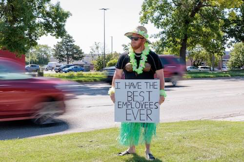 Забавное: директор одной из компаний в США целый час стоял на дороге в Гавайи-наряде с плакатом «у меня самые лучшие работники» | Сетка — социальная сеть от hh.ru