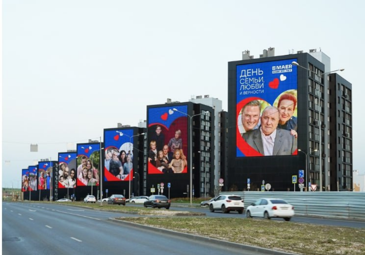❗️Россияне получили поздравления с Днем семьи, любви и верности.
🔴В честь этого праздника города страны украсили семейными портретами. Медиахолдинг МАЕР запустил три проекта, посвященных этому дню | Сетка — социальная сеть от hh.ru