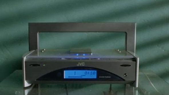 Еще в квартире Спуера есть аудиосистема, которую нам (не)навязчиво рекламируют, это проигрываетль дисков JVC модель, по-моему, FS-SD9 | Сетка — социальная сеть от hh.ru