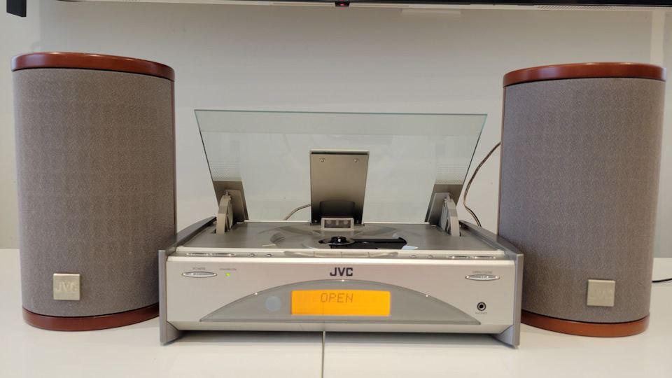 Еще в квартире Спуера есть аудиосистема, которую нам (не)навязчиво рекламируют, это проигрываетль дисков JVC модель, по-моему, FS-SD9 | Сетка — социальная сеть от hh.ru