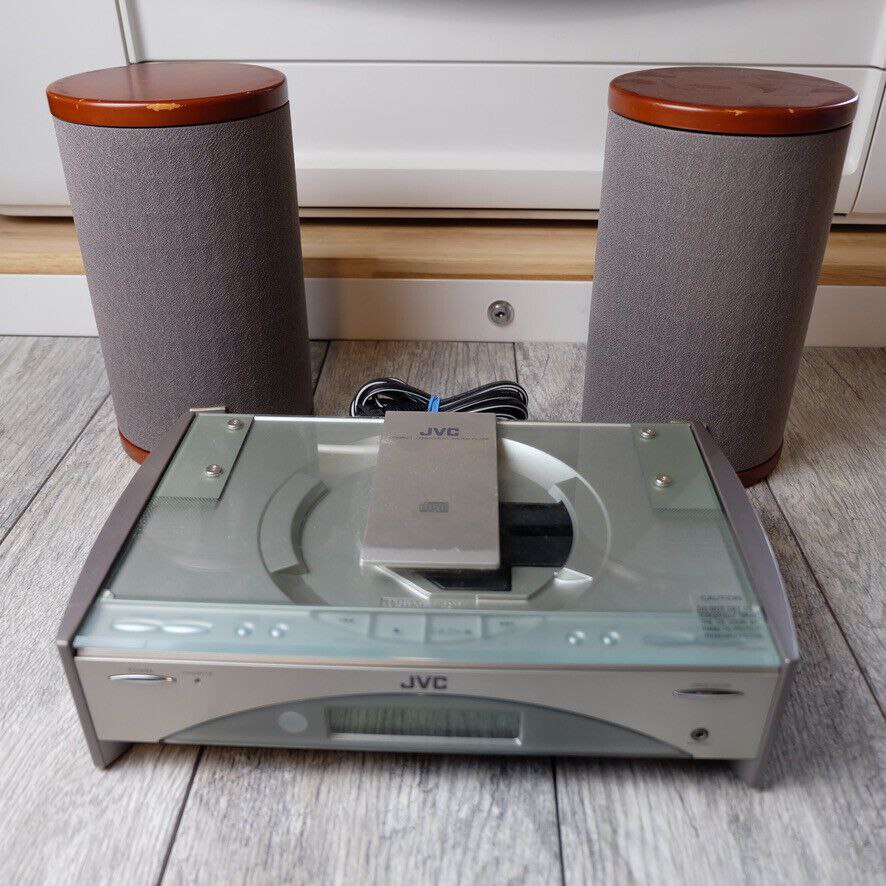 Еще в квартире Спуера есть аудиосистема, которую нам (не)навязчиво рекламируют, это проигрываетль дисков JVC модель, по-моему, FS-SD9 | Сетка — социальная сеть от hh.ru