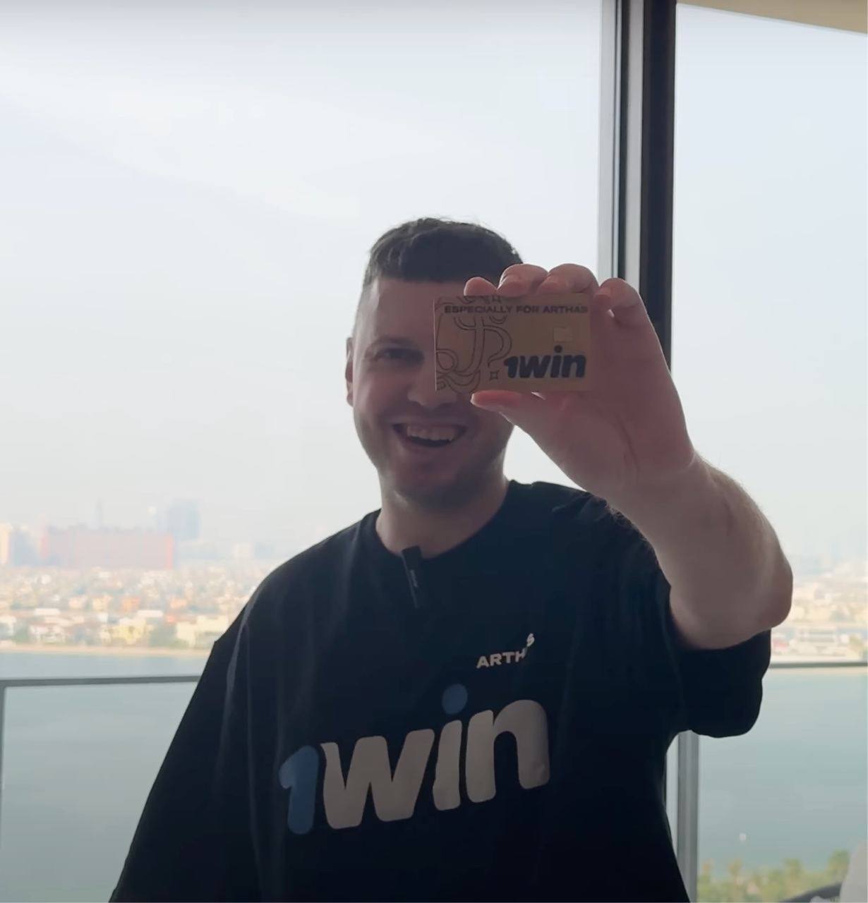 1️⃣ Новое шоу 1win с бюджетом > $ 1 млн
Ребята вывезли Папича в Дубай.
Он живет в дорогом отеле (дальше — особняк) и тратит с карты 1win $ 100к ежемесячно.
Фишка — образ Папича | Сетка — социальная сеть от hh.ru