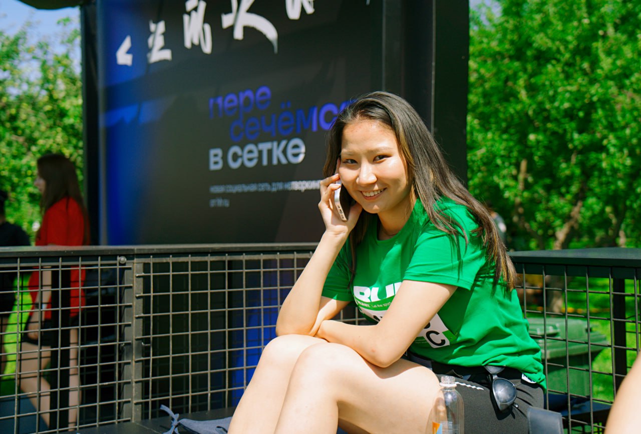 Жара — не помеха для тех, кто каждый день стремится стать лучшей версией себя. Это мнение точно разделяют те, кто в воскресенье пришёл на стенд Сетки, новой социальной сети для нетворкинга от hh ru | Сетка — социальная сеть от hh.ru
