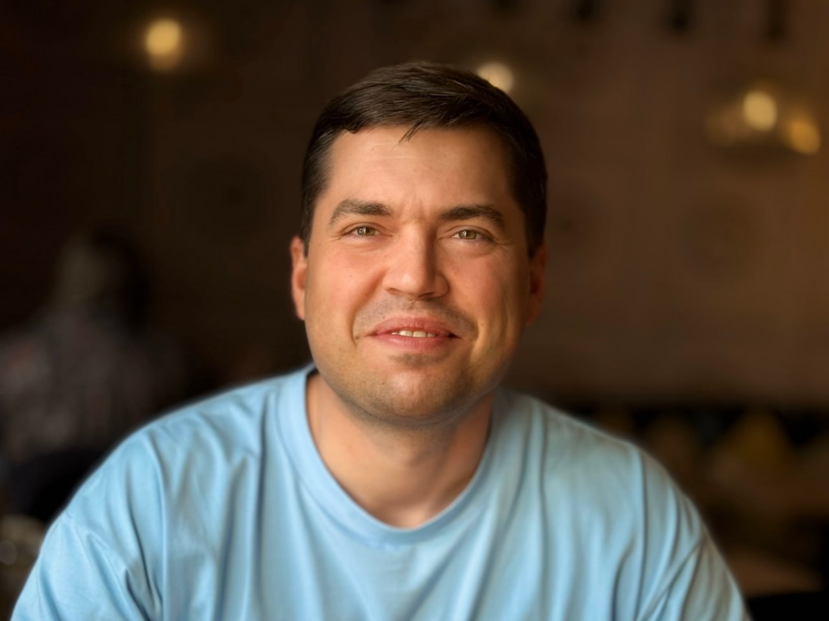 Привет! Меня зовут Дмитрий. Расскажу о себе.
Я основатель и CEO в IT-компании Webest, которая занимается разработкой решений для электронной коммерции. В этом году нашей компании исполняется 10 лет | Сетка — социальная сеть от hh.ru