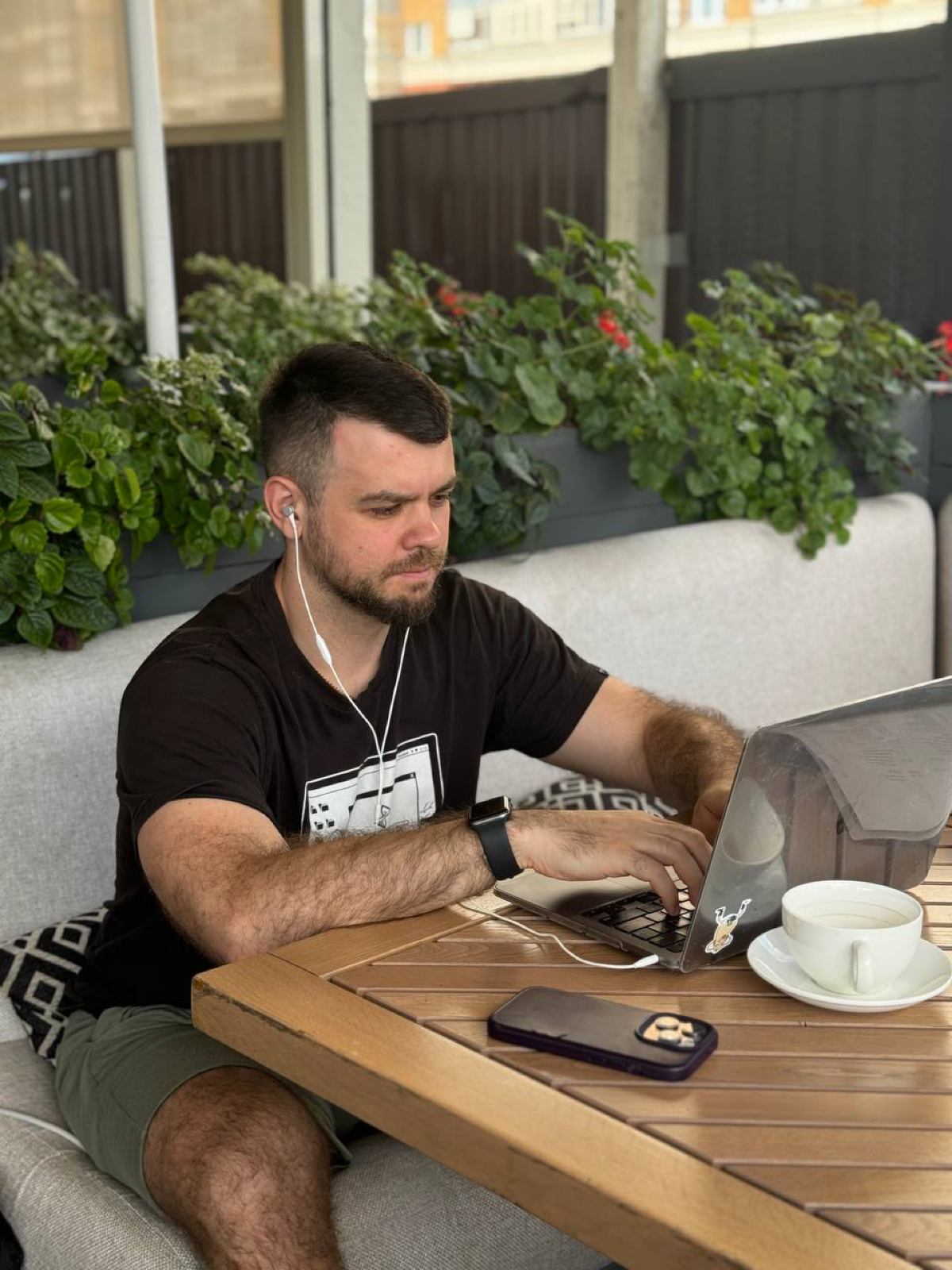 Зачем звать блогера на производство?
Сегодня собрали презентацию из 6 моих кейсов. Ловите по ссылке - открыть. Каждое видео решает бизнес-задачу и объясняет зачем нужно видео | Сетка — социальная сеть от hh.ru