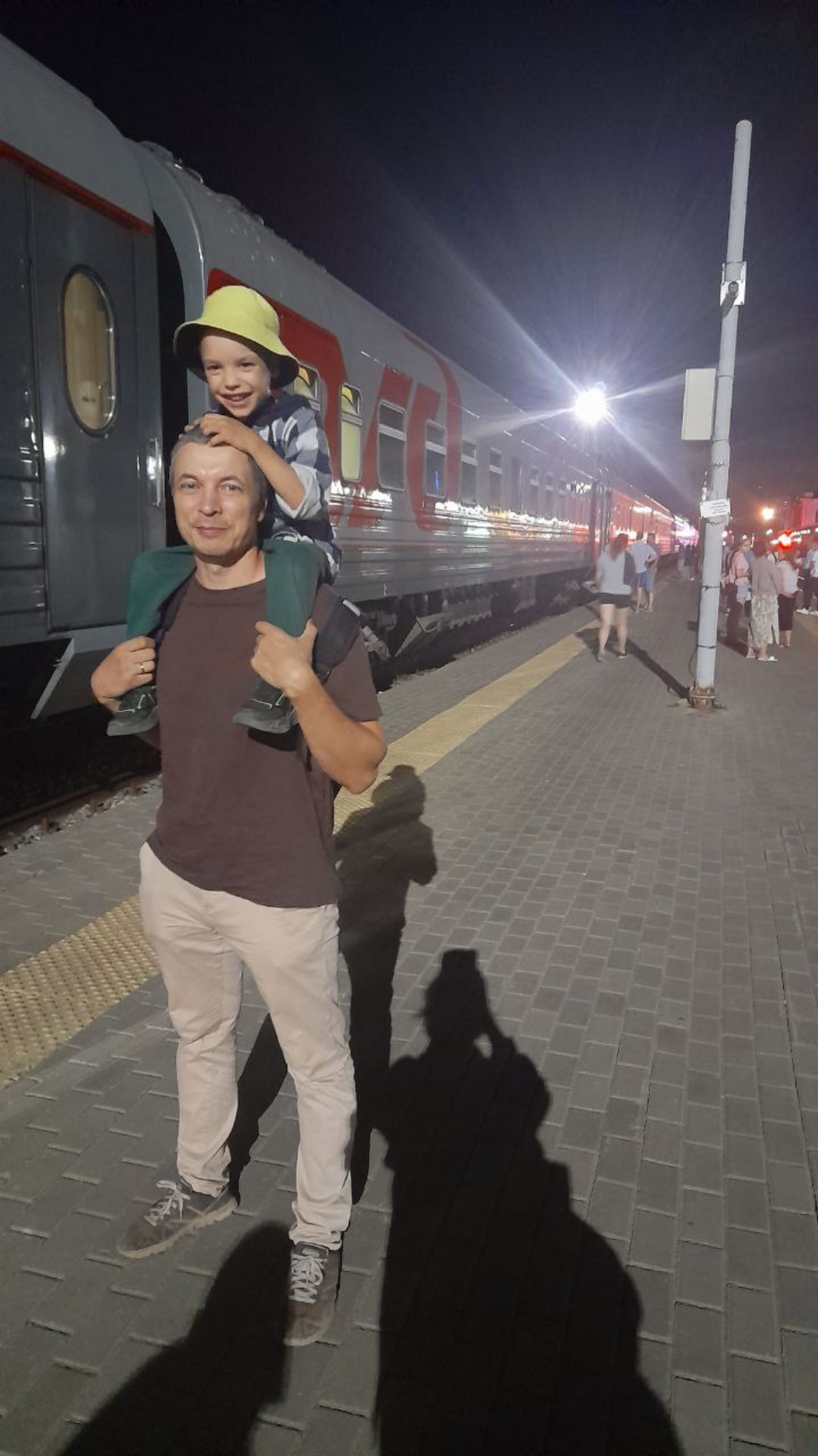 Ночь и поезда. Иногда провожать тяжело, иногда радостно.
Поезд это мир детства, события и приключения. Вокзалы поменялись, поезда поменялись. Хотя на перонах все также курят | Сетка — социальная сеть от hh.ru