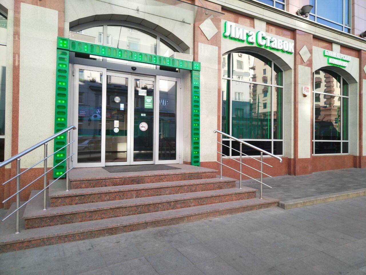 🌧 Лиге ставок не нужны VIP-клиенты
Именно такой вывод напрашивается после посещения флагманского клуба на Лесной | Сетка — социальная сеть от hh.ru