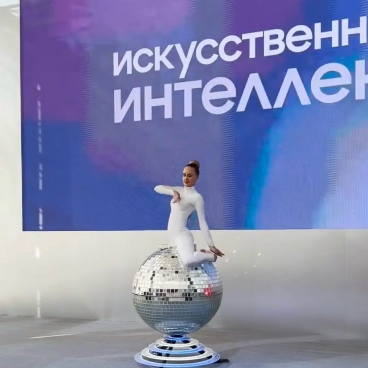 Привет, мои маленькие любители продуктовых презентаций 😁 Сегодня поделюсь с вами лайфхаком про то, как сделать презентацию «лучше»
1. Используйте дискобол. Во-первых это ярко. Во-вторых неожиданно | Сетка — социальная сеть от hh.ru