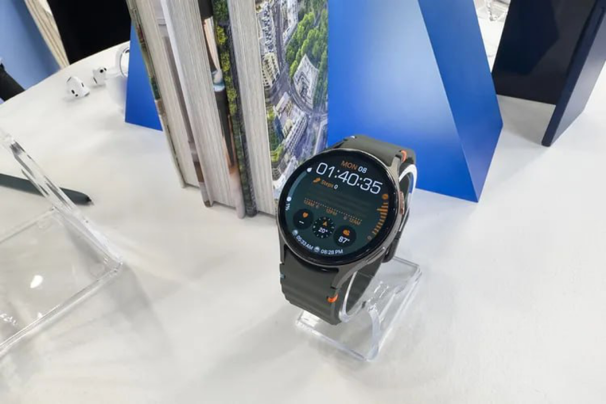 Samsung показали новые смарт-часы Galaxy Watch 7 и Ultrа — в них добавили нейросети:
— Часы умеют отслеживать тренировки и планировать персональные программы;
— Следить за вашим сном и уровнем стресса... | Сетка — социальная сеть от hh.ru