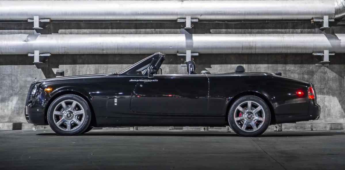 В России продают эксклюзивный Rolls-Royce Phantom Zenith Collection — во всём мире таких всего 50 штук.
В салоне интерьер из слоновой кости, а в багажнике холодильник и раскладной стол для пикника | Сетка — социальная сеть от hh.ru