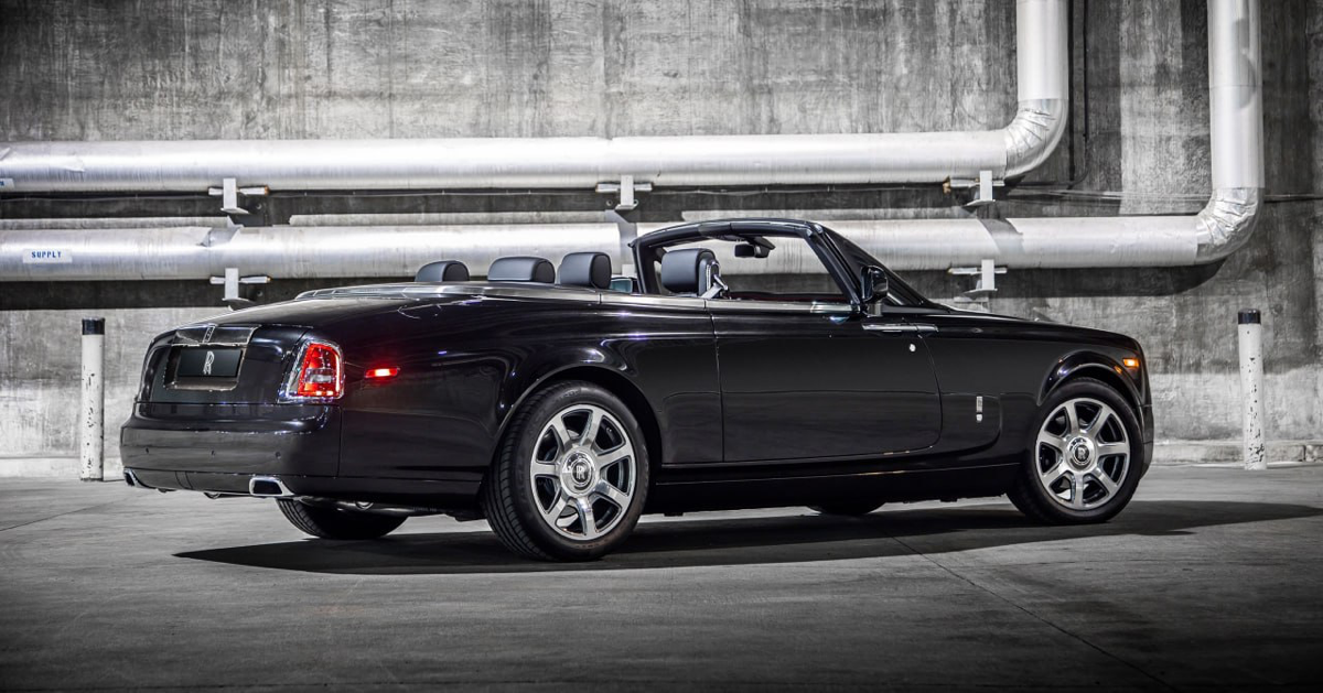 В России продают эксклюзивный Rolls-Royce Phantom Zenith Collection — во всём мире таких всего 50 штук.
В салоне интерьер из слоновой кости, а в багажнике холодильник и раскладной стол для пикника | Сетка — социальная сеть от hh.ru