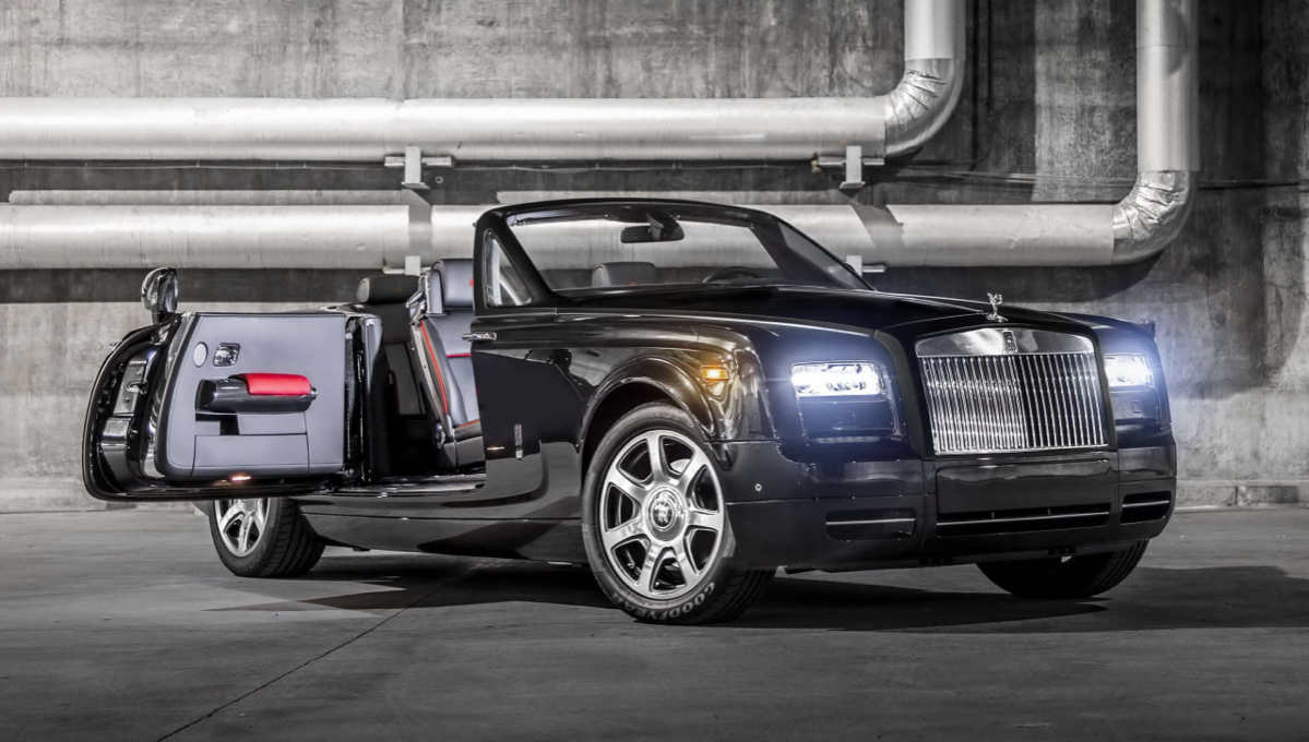 В России продают эксклюзивный Rolls-Royce Phantom Zenith Collection — во всём мире таких всего 50 штук.
В салоне интерьер из слоновой кости, а в багажнике холодильник и раскладной стол для пикника | Сетка — социальная сеть от hh.ru