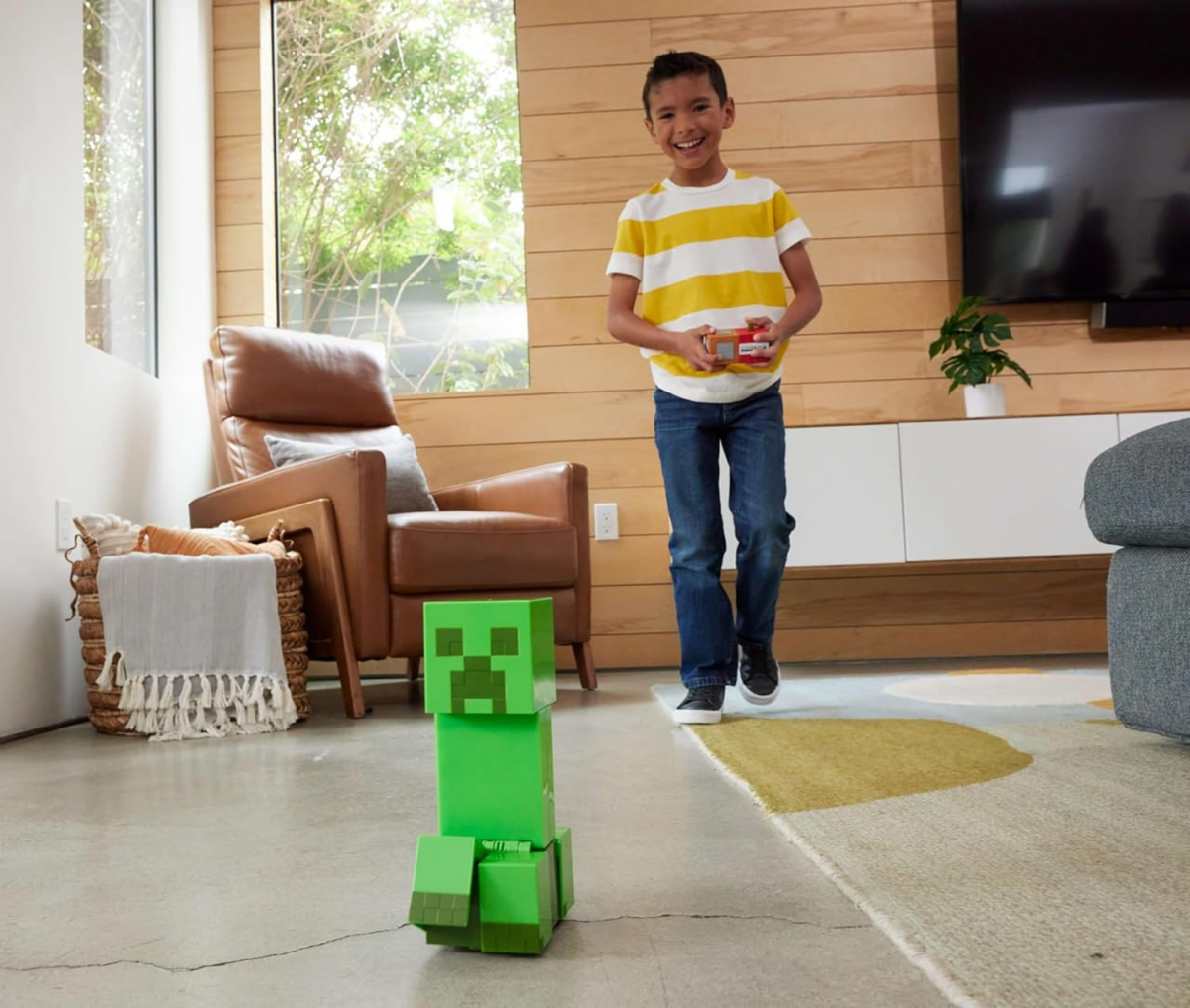 Mattel выпустили игрушку Крипера из Minecraft на радиоуправлении — его даже можно «взорвать».
Пульт выполнен в стиле игры — на нем есть «рычаг» и кнопка взрыва | Сетка — социальная сеть от hh.ru