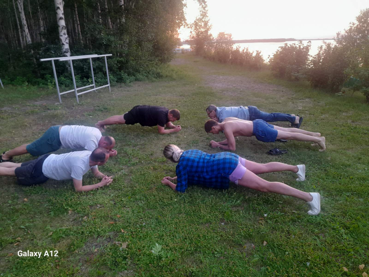 Домики в лесу у реки
Свежий воздух
Шашлык, плов, арбузы и куриная лапша на утро) 
Корпоративы - это 👍
Когда были на корпоративе? Что понравилось?😁 
#длядуши
#управлениеперсоналом 
#управлениекомандами | Сетка — социальная сеть от hh.ru