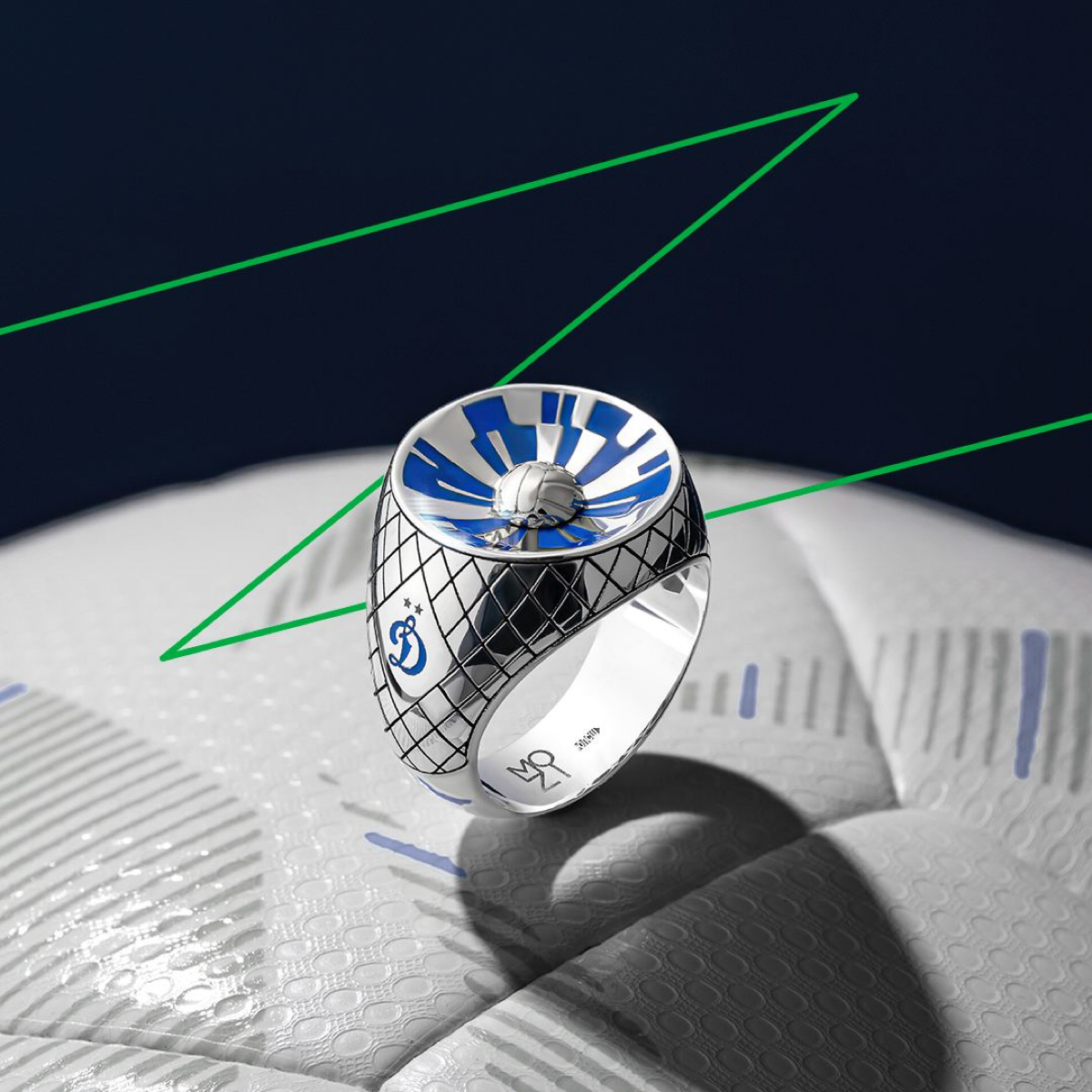 Когда ФК Динамо подписывало контракт с букмекерской компанией BetBoom - говорилось, что деньги пойдут не только на спортивную и футбольную составляющую, но и на индустрию лайфстайла, моды, культуры, к... | Сетка — социальная сеть от hh.ru