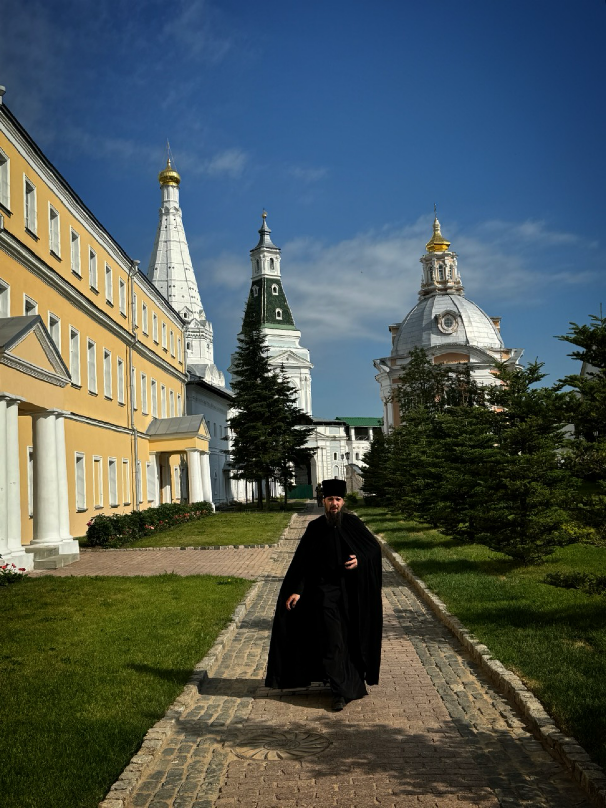 13 июля 2024 года. Сергиев Посад. Полумарафон «Сергиевым Путём».
Ещё когда ехал с нашего корпоратива на поезде, я смотрел в окно на пролетающие мимо пейзажи | Сетка — социальная сеть от hh.ru