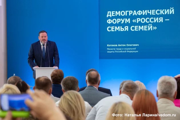 🎄 Минтруд: 31 декабря будет выходным и в 2024, и в 2025 году
Об этом сообщил министр труда и социальной защиты Антон Котяков в кулуарах демографического форума «Россия - семья семей» в Муроме | Сетка — социальная сеть от hh.ru