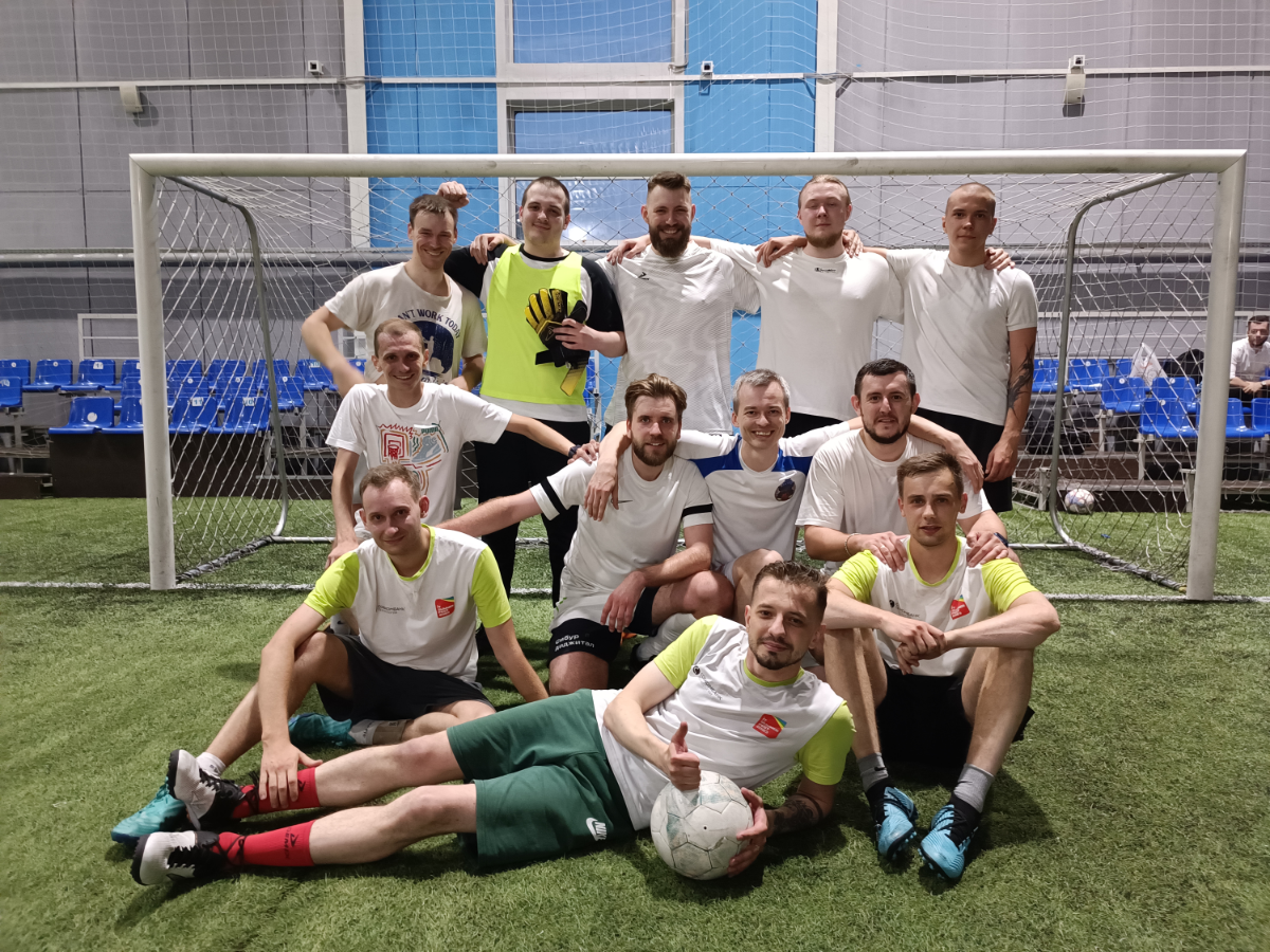 ⚽ 9 июля состоялся захватывающий футбольный матч между командами "Томская птичка" (СКБТ) и "Сборная ХКБ" (нынче СКБ) ⚽ 
Игра была полна ярких моментов, красивых комбинаций и опасных моментов у ворот | Сетка — социальная сеть от hh.ru