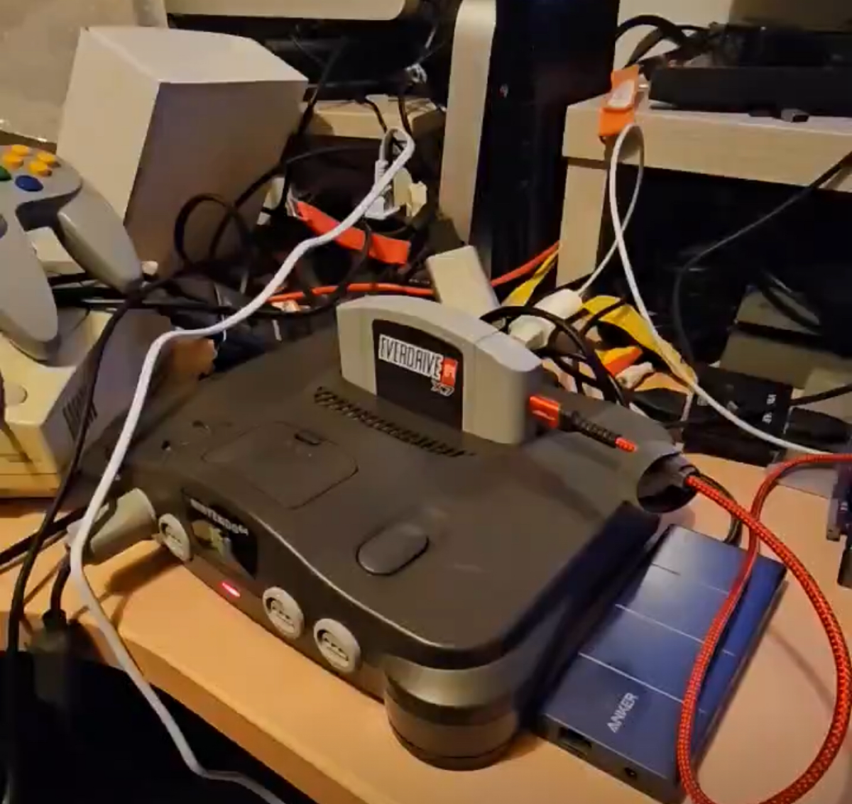 Юзер из Штатов запустил raylib на Nintendo 64. 
The power of C language! 💥
N64 — 64-разрядная игровая приставка. Разрабатывалась японской компанией Nintendo совместно с Silicon Graphics | Сетка — социальная сеть от hh.ru