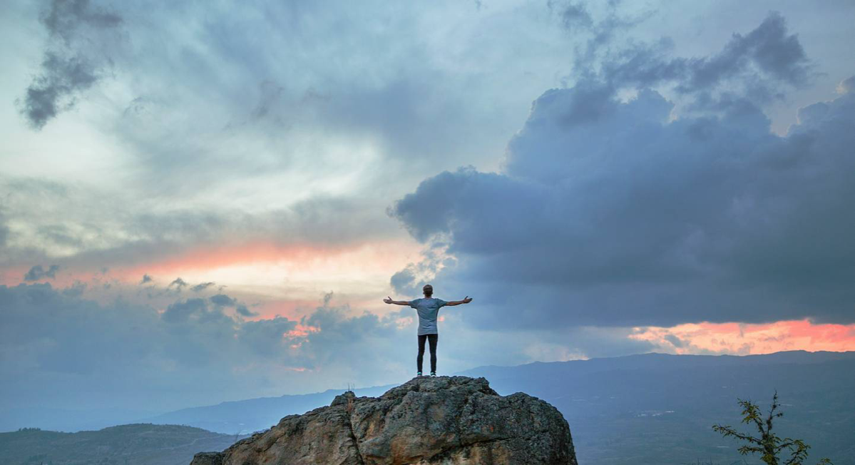 Мы живем в обществе, которое обожает «раннецветов» — людей, достигших высот уже в молодости. Вспомните бесконечные списки имен: Билл Гейтс, Марк Цукерберг, Илон Маск, Тейлор Свифт, Майкл Джордан | Сетка — социальная сеть от hh.ru