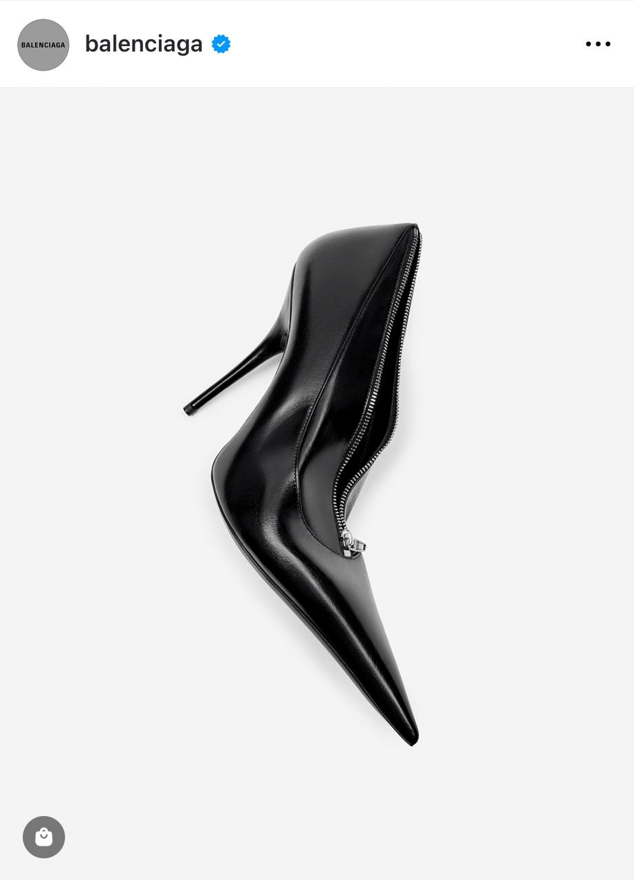 Balenciaga снова экспериментирует с сумками — на этот раз модный дом выпустил клатч в виде туфли на шпильке. Цена баснословная — 1890 долларов (165 тысяч рублей) | Сетка — социальная сеть от hh.ru