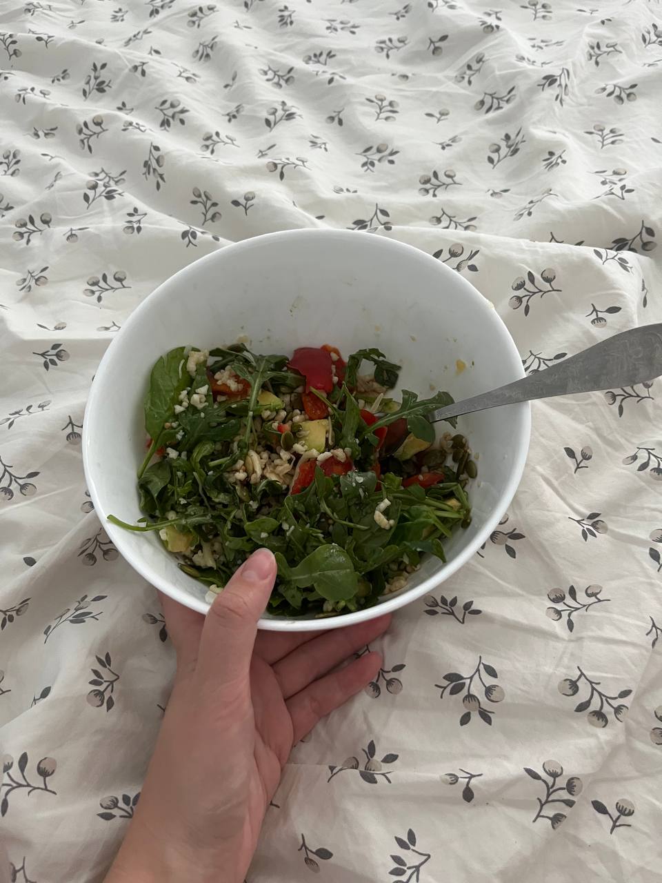 Даешь всратые салатики!🥗
Каждый новый год в инсте делаю окошки для ваших рецептов странных вкусных салатов))
Но щас тоже актуально 🫠в Москве 31!
Напишите в комменты ваши любимые рецепты | Сетка — социальная сеть от hh.ru