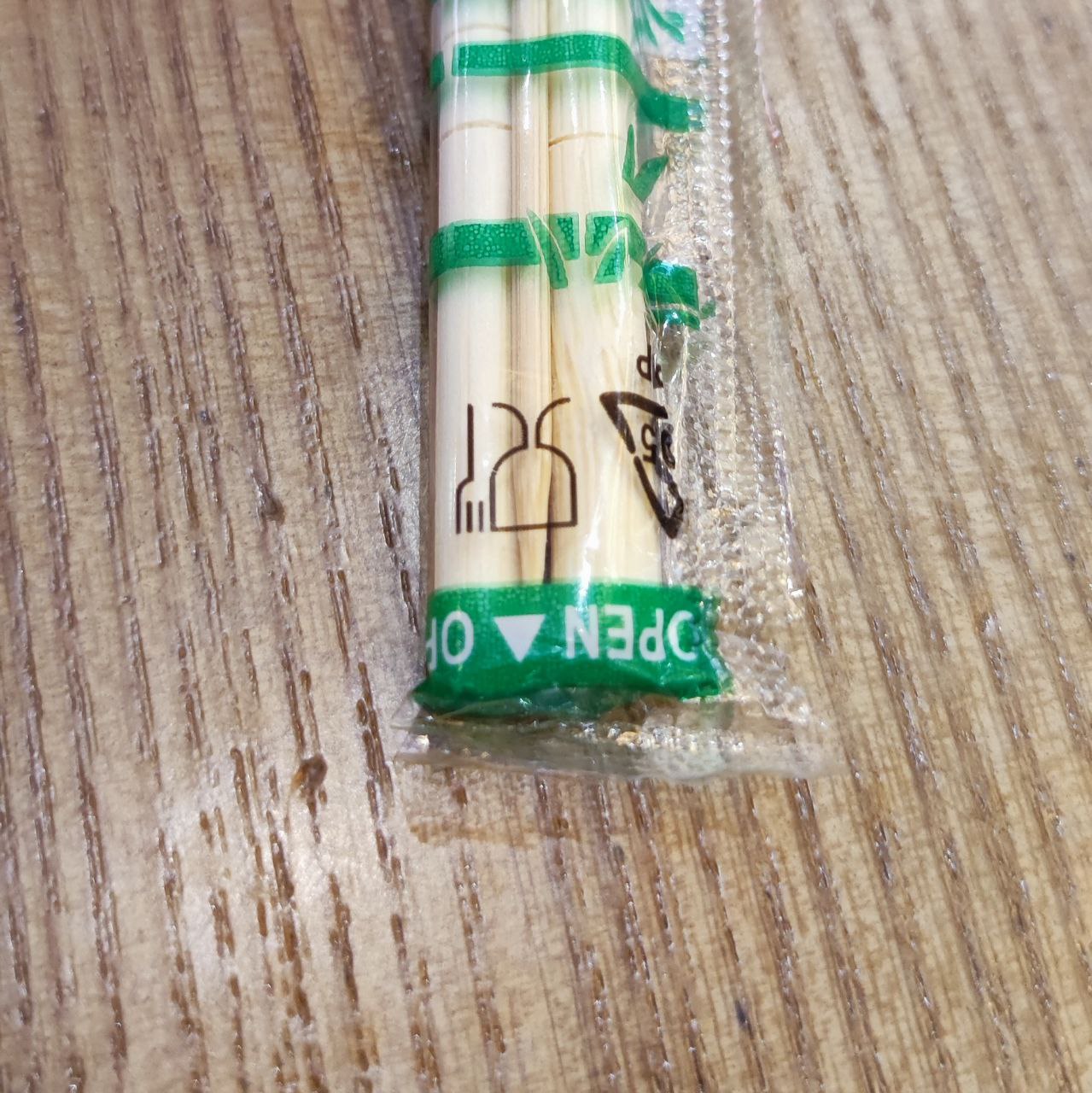 Доводилось ли вам получать зубочистку под кожу открывая одноразовые палочки? 
Мне да. Не в этот раз, но...
Для дизайнеров, которые придумывают такую оптимизацию, у меня в офисе растёт крапива | Сетка — социальная сеть от hh.ru