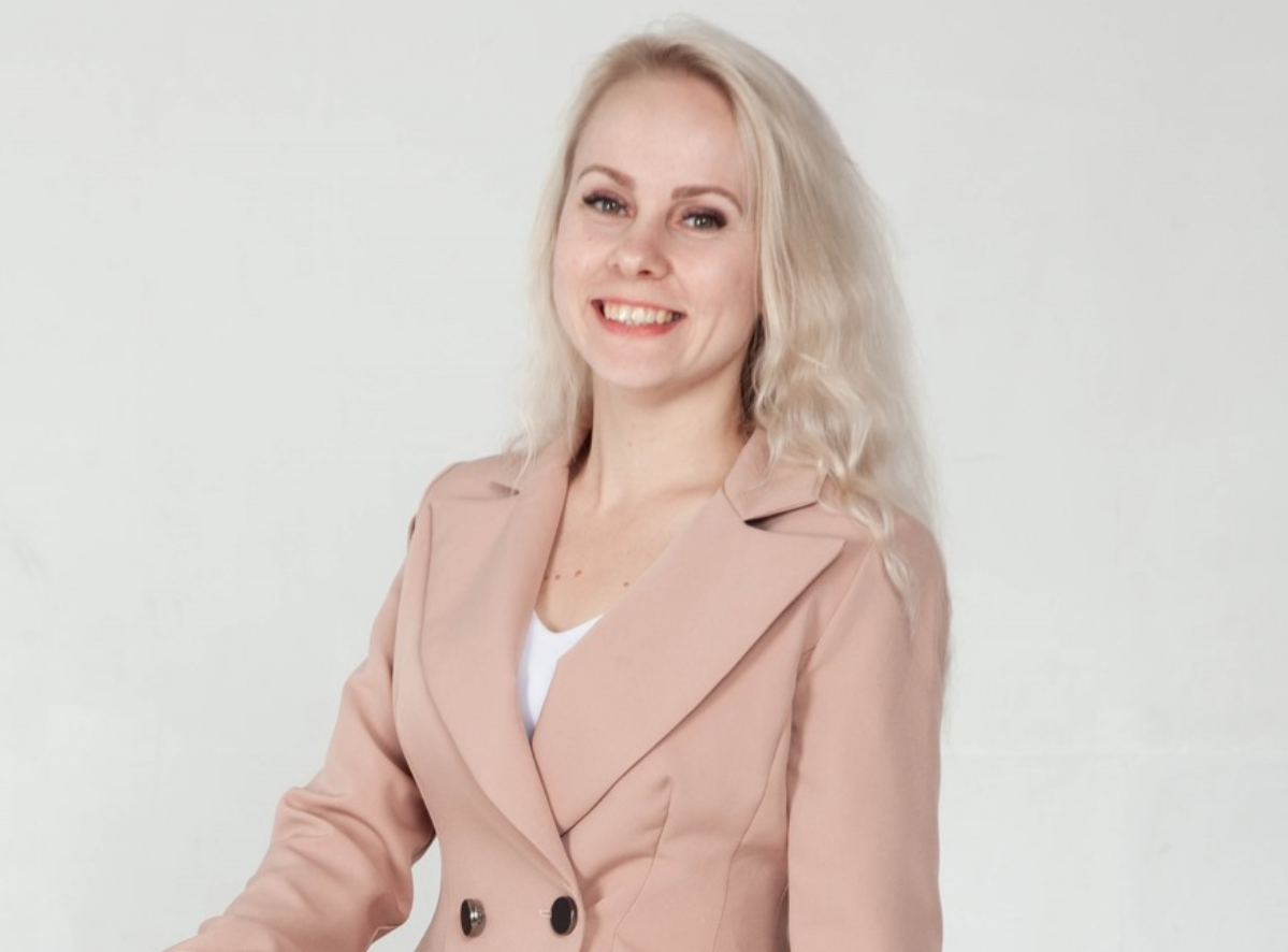 Пошла на курсы ораторского искусства. Интересно, я вам скажу.
У меня есть ряд проблем с публичными выступлениями, да и в целом с «звучанием» — говорю быстро и громко | Сетка — социальная сеть от hh.ru