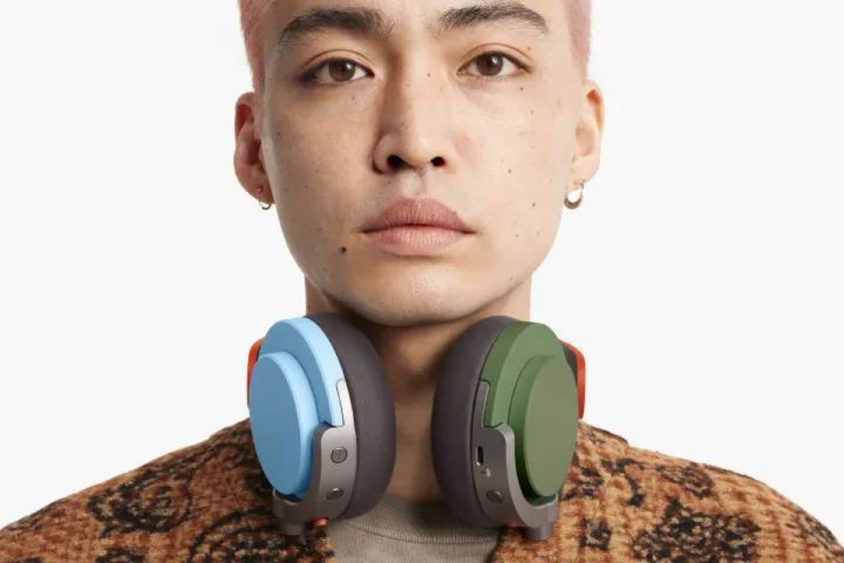 Dyson выпустили наушники OnTrac. Это конкурент Apple AirPods Max.
Указано, что у них лучшее шумоподавление, но главная фишка в кастомизации четырёх деталей. | Сетка — социальная сеть от hh.ru