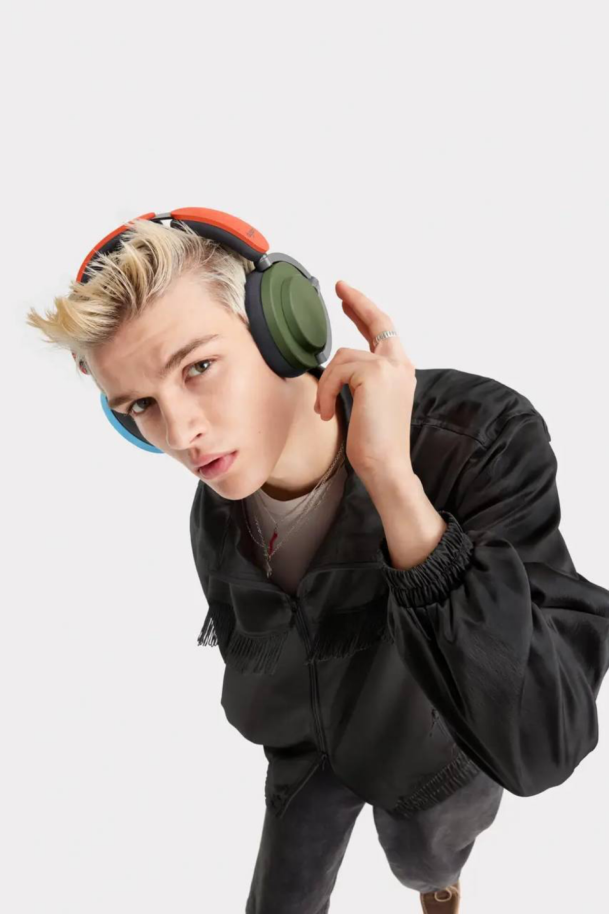 Dyson выпустили наушники OnTrac. Это конкурент Apple AirPods Max.
Указано, что у них лучшее шумоподавление, но главная фишка в кастомизации четырёх деталей. | Сетка — социальная сеть от hh.ru
