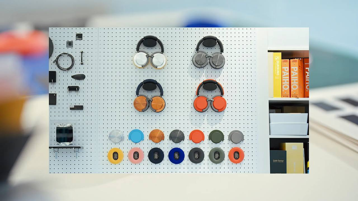 Dyson выпустили наушники OnTrac. Это конкурент Apple AirPods Max.
Указано, что у них лучшее шумоподавление, но главная фишка в кастомизации четырёх деталей. | Сетка — социальная сеть от hh.ru