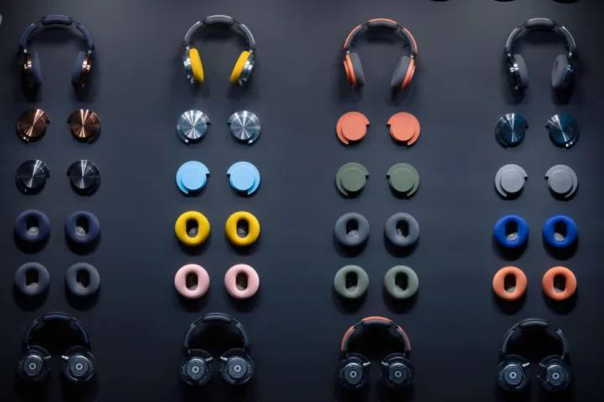Dyson выпустили наушники OnTrac. Это конкурент Apple AirPods Max.
Указано, что у них лучшее шумоподавление, но главная фишка в кастомизации четырёх деталей. | Сетка — социальная сеть от hh.ru