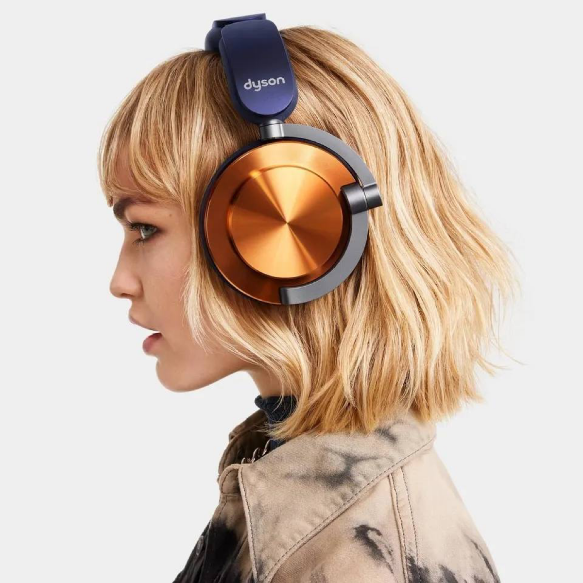 Dyson выпустили наушники OnTrac. Это конкурент Apple AirPods Max.
Указано, что у них лучшее шумоподавление, но главная фишка в кастомизации четырёх деталей. | Сетка — социальная сеть от hh.ru
