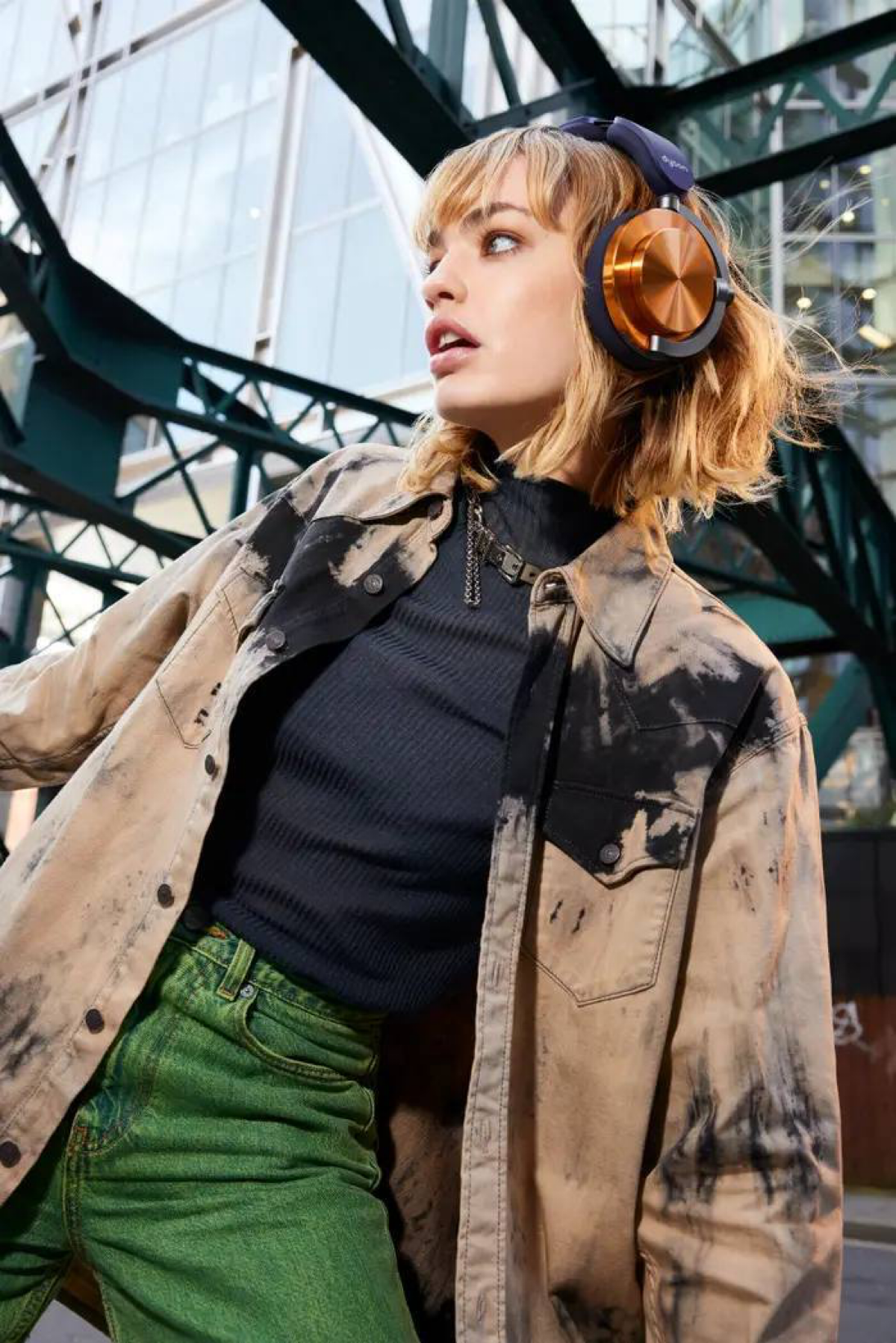 Dyson выпустили наушники OnTrac. Это конкурент Apple AirPods Max.
Указано, что у них лучшее шумоподавление, но главная фишка в кастомизации четырёх деталей. | Сетка — социальная сеть от hh.ru