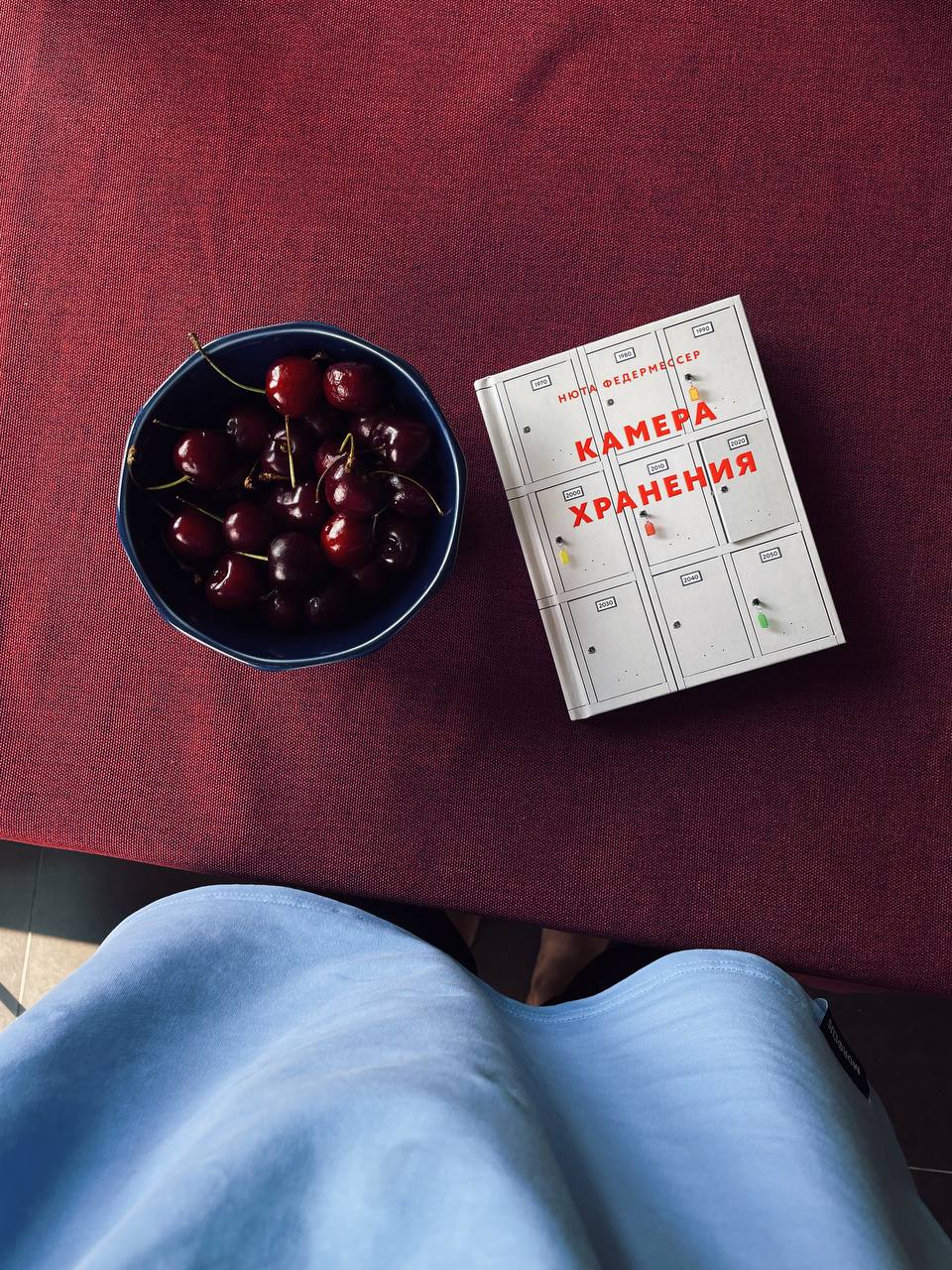 Утро теперь я начинаю с нескольких заметок из этой малютки-книжки. И только потом открываю рабочие чаты, медиум, Миро и вот это всё | Сетка — социальная сеть от hh.ru