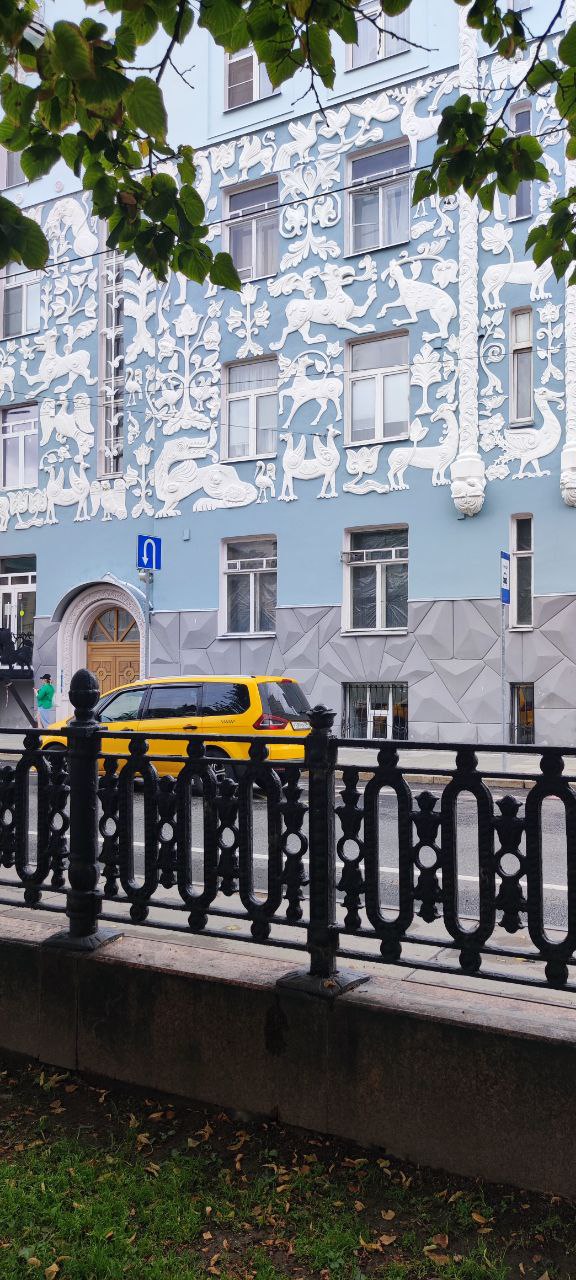 #пищадляидей
Окна с эффектом полиэтиленовых складок как родные в этом фасаде | Сетка — социальная сеть от hh.ru