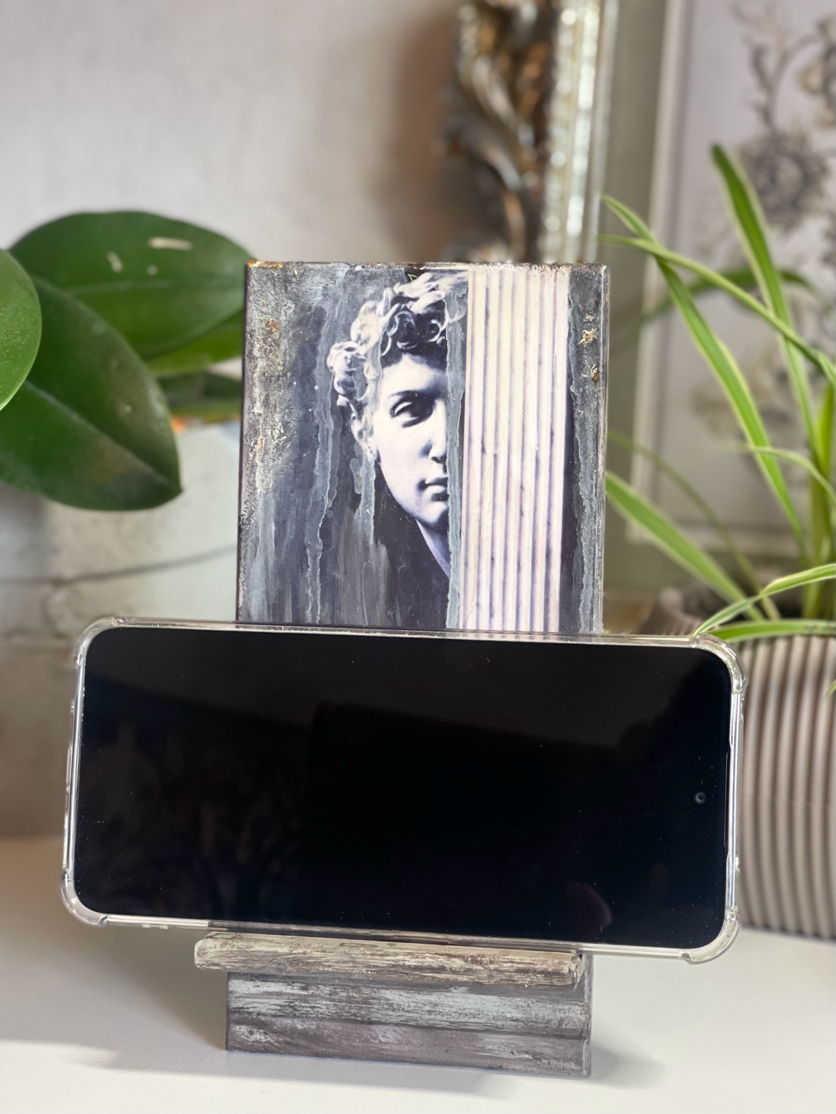 Когда не знаешь что подарить, дари уникальное и полезное. Например подставку для мобильного телефона с эксклюзивным дизайном! | Сетка — социальная сеть от hh.ru