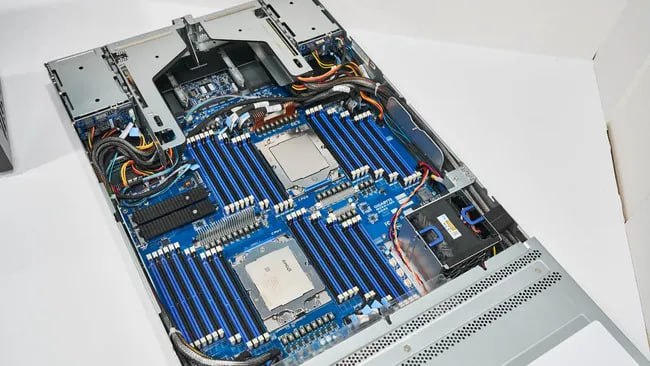 Gigabyte планирует выпуск серверов R283-ZK0 и R183-ZK0
Компания Gigabyte анонсировала сервер R283-ZK0 формата 2U на базе AMD EPYC Genoa с уникальной конфигурацией из 48 слотов для модулей памяти DDR5 | Сетка — социальная сеть от hh.ru
