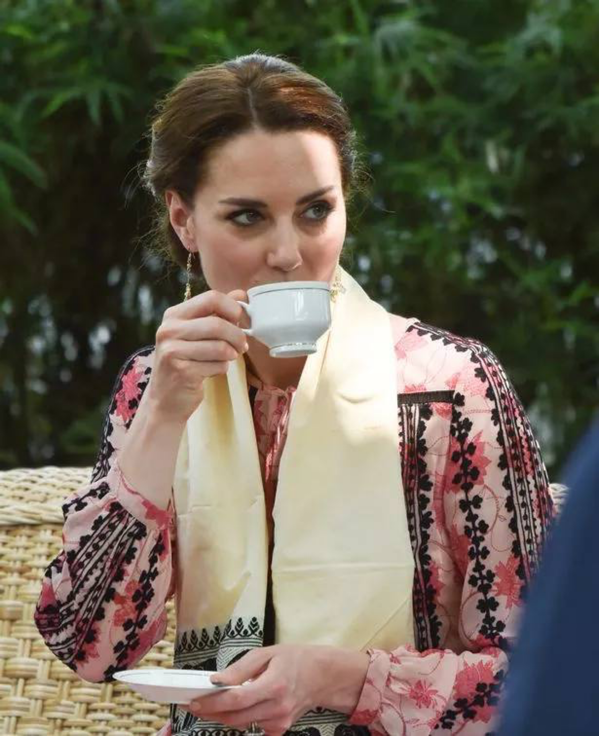Расскажу немного о чаепитии перед скорым временем наступления five o’clock tea 🕔
А знаете ли вы, что если мы сидим за столом, то блюдце от чайной пары остается на нем | Сетка — социальная сеть от hh.ru