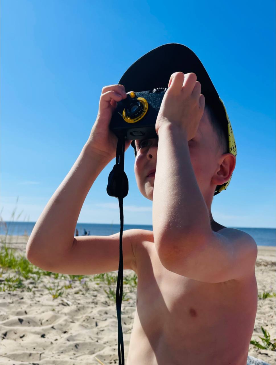 Едем с сыном в автобусе. Не ездил на них лет 8. И забыл, сколько потрясающих диалогов можно найти внутри.
Паша смотрит на старые деревянные покосившиеся дома и заявляет мне:
- Ужасный дом | Сетка — социальная сеть от hh.ru